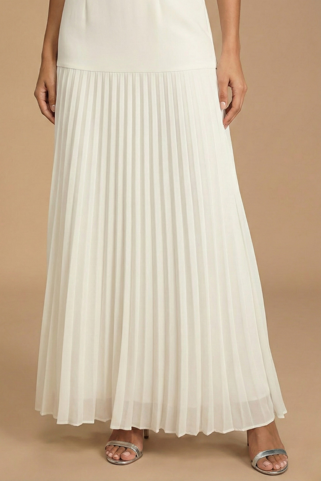 Elegant Sleeveless Boat-Neck Maxi Dress With A Fitted Bodice And Drop-Waist Pleated Silhouette For Evening Occasions